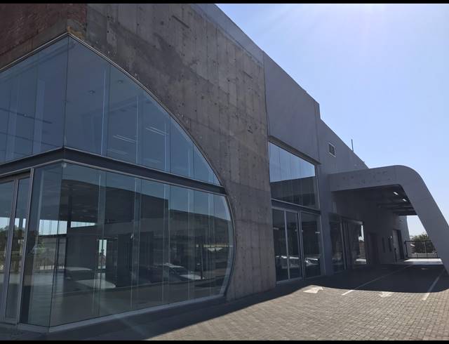 3,050M² SHOWROOM TO LET IN WATERVAL EAST
